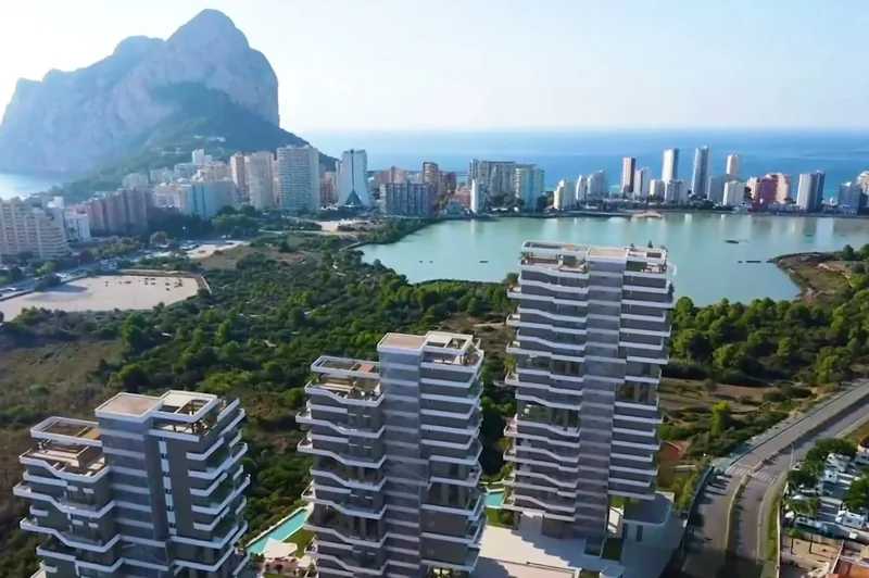 Allure Calpe, Wohnanlage über der Bucht mit dem Felsen Peñón de Ifach im Hintergrund