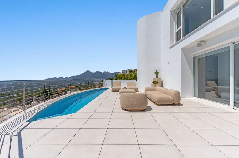 Blanc 19 in Altea, Pool auf der Terrasse hoch über der Bucht, dahinter die Berge