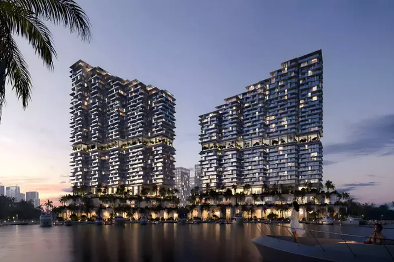 Riviera Residences auf Al Reem Island, zwei Gebäude am Wasser in der Dämmerung